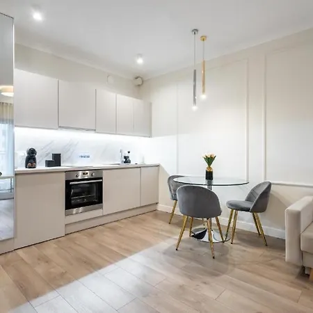 Close-urban Chic- Mennica - Center - For 15 Guests شقة